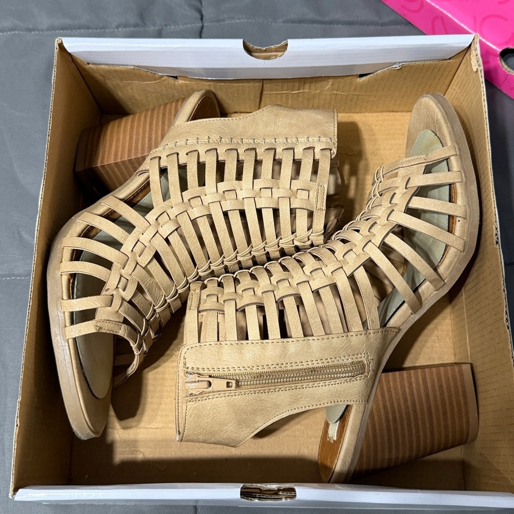 Women’s Sugar Tan Strappy Block Heel Sandals. Size 71/2 M - Picture 4 of 4